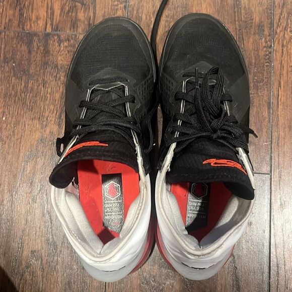 Nike Lebron XVIII 18 Low Heart Of Lion Basketball Shoes CV7562-002 Sz 10 EUC - Picture 6 of 7